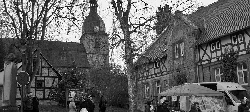 Weihnachtsmarkt in Niedergrunstedt um die Dorfkirche Sankt Mauritius