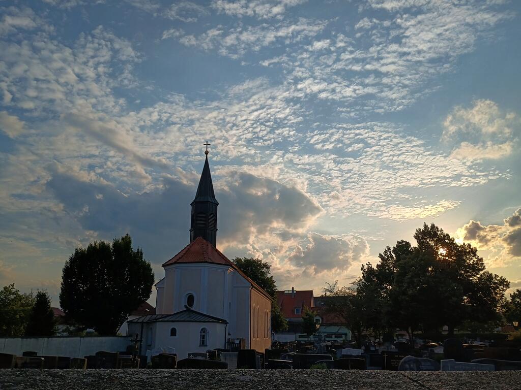 Kirche Und Friedhof Hemau